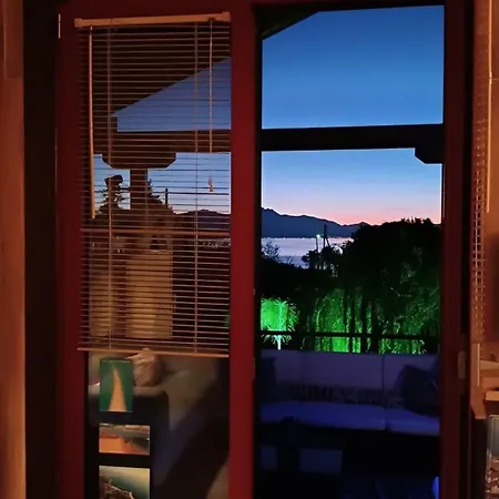 Modern & Loft By The Sea & Jacuzzi B&B Palioura